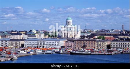 Bateaux amarrés dans le port avec en arrière-plan la cathédrale d'Helsinki, Helsinki, Finlande Banque D'Images