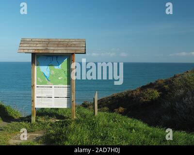 Baie de Saint-Brieuc, France, Normandie, - panneau d'avertissement pour la marée basse et la marée haute Banque D'Images