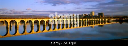 Rockville Bridge se reflétant dans la rivière Susquehanna, Harrisburg, Pennsylvanie, USA Banque D'Images