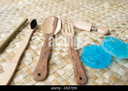 Une sélection de l'éco-friendly travel ustensiles faits aux Philippines. Éléments d'être une fourchette cuillère,fait de bois de cocotier.Une brosse à dents et USB Banque D'Images