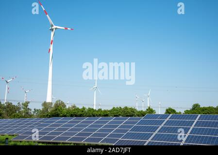 Les panneaux solaires, les éoliennes et les lignes aériennes vu en Allemagne Banque D'Images