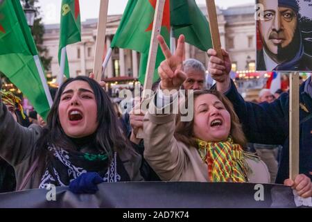 Londres, Royaume-Uni. 3e décembre 2019. Kjurds bruyamment protester contre l'invasion turque de Rojava. Une grande foule écouter des discours à Trafalgar Square pour protester contre la visite d'Atout à l'UK et de l'OTAN. Parmi eux se trouvaient ceux qui défendent la NHS contre la privatisation et d'ouverture à propos de sociétés médicales et médicaments à prix élevé, de kurdes protestant contre l'invasion d'Erdogan de régions Kurdes de Syrie, les manifestants contre l'emporte sur l'appui d'Israël contre les Palestiniens et contre sa promotion et soutien pour le coup d'État contre le gouvernement démocratiquement élu de Bolivie et les attaques contre les populations autochtones Banque D'Images