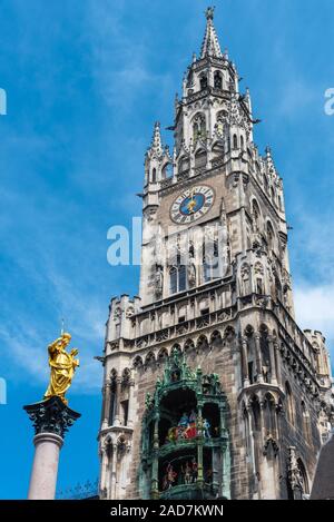 La colonne mariale, le réveil sonne et la tour de la nouvelle Mairie de Munich, Allemagne Banque D'Images