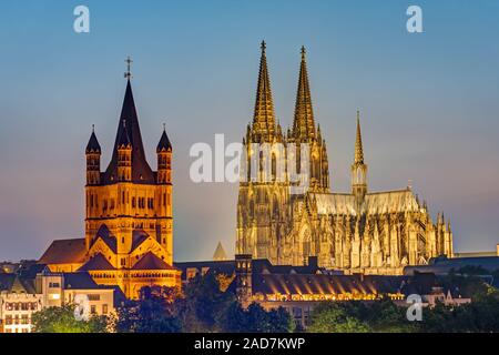 La célèbre cathédrale et l'Église St-martin à Cologne au crépuscule Banque D'Images