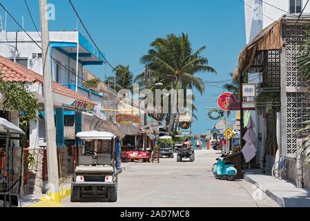 Route de sable avec des touristes et d'échoppes sur l'Île de Holbox, Quintana Roo, Mexique situé au nord de Yucatan Banque D'Images