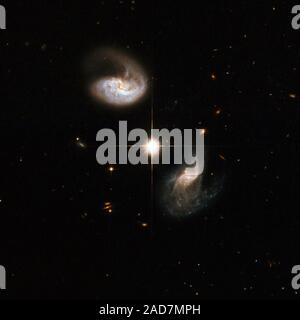 436-030 CGCG, la galaxie en spirale dans l'image, montre une très forte queue de curling. La galaxie compagnon, situé à l'angle inférieur droit de l'image, affiche une structure complexe, y compris un certain nombre de sentiers qui s'étendent assez loin de son cœur. L'étoile qui apparaît entre les deux galaxies n'appartient pas à l'interaction et il est situé dans la Voie lactée. 436-030 CGCG est situé dans la constellation des Poissons, le poisson, environ 400 millions d'années-lumière. Cette image fait partie d'une grande collection de 59 images de fusion de galaxies prises par le télescope spatial Hubble Banque D'Images