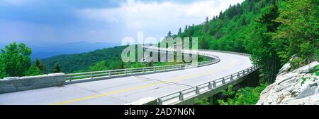 Paysage avec vue sur le Viaduc de Linn Cove montagne, North Carolina, États-Unis Banque D'Images