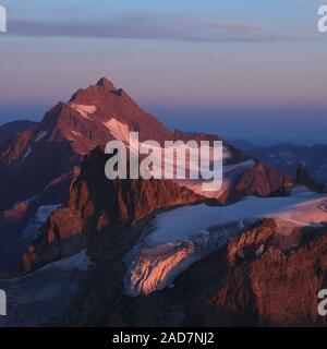 Stucklistock Fleckistock et juste avant le coucher du soleil. Vue depuis le mont Titlis. Banque D'Images