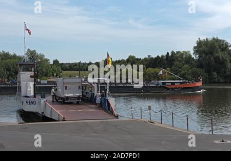 Cargo et ferry sur la rivière principale près de Hanau, Hesse, Allemagne Banque D'Images