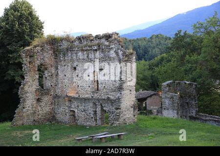 Restes d'anciens murs du Castello di Bagnolo Château, Italie, Piémont. Banque D'Images