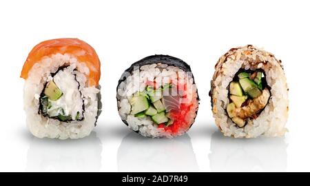 Différents rouleaux de sushi dans une rangée Banque D'Images