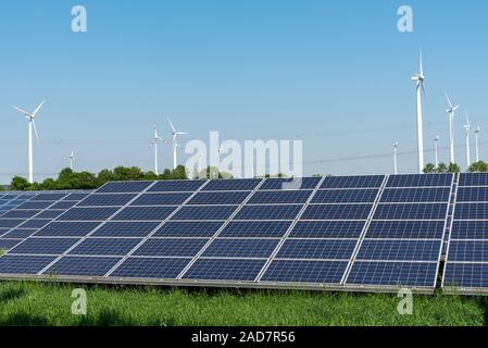 Panneaux solaires et éoliennes vu en Allemagne Banque D'Images