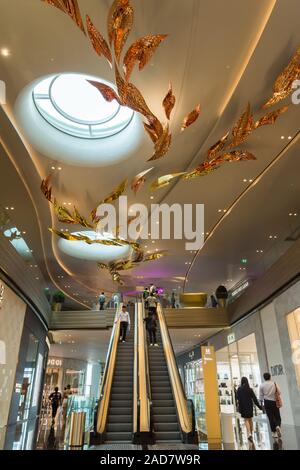 Iconsiam ,Thaïlande -Oct 30,2019 : Les gens peuvent explorer autour d'Iconsiam shopping mall, c'est offre des marques haut de gamme du marché flottant et d'une piscine intérieure Banque D'Images