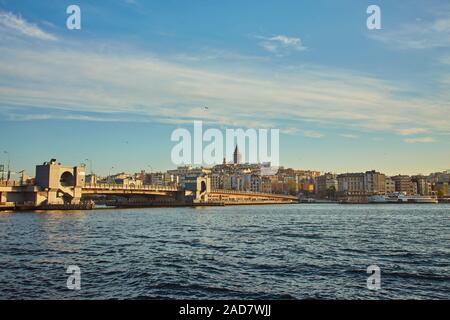 Une longue exposition paysage urbain d'Istanbul lors d'une nuit. Pont de Galata sur la Corne d'or du golfe. Belle vieille ville romantique en mer de Marmara. La lumière vive du stre Banque D'Images