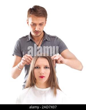 Coiffeur professionnel avec modèle de cheveux longs, isolated on white Banque D'Images