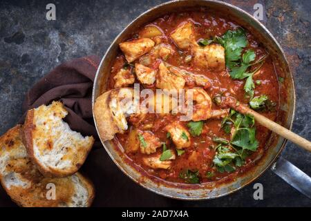 Cajun créole traditionnel court-bouillon au poisson et fruits de mer gumbo ragoût chaudrée comme vue de dessus dans un pot Banque D'Images