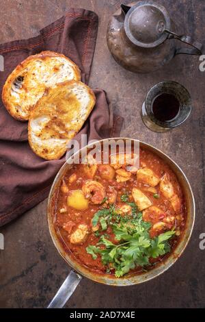 Cajun créole traditionnel court-bouillon au poisson et fruits de mer gumbo ragoût chaudrée comme vue de dessus dans un pot Banque D'Images