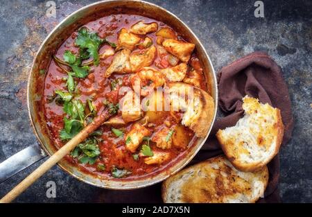 Cajun créole traditionnel court-bouillon au poisson et fruits de mer gumbo ragoût chaudrée comme vue de dessus dans un pot Banque D'Images