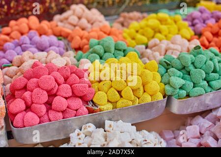 Les sucreries traditionnelles turques, rahat lukum en vente libre dans le Grand Bazar d'Istanbul, du marché Banque D'Images