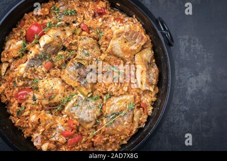 Poisson plat traditionnel Louisiane jambalaya cajun créole avec le riz et les tomates en vue de dessus dans un pot avec copie espace droit Banque D'Images