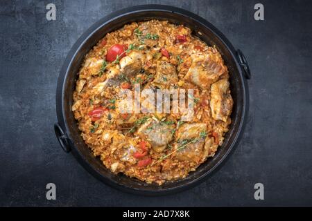 Poisson plat traditionnel Louisiane jambalaya cajun créole avec le riz et les tomates en vue de dessus dans un pot with copy space Banque D'Images