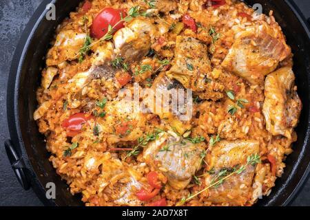 Poisson plat traditionnel Louisiane jambalaya cajun créole avec le riz et les tomates en vue de dessus dans un pot Banque D'Images