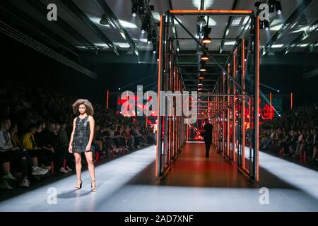 Zagreb, Croatie - 24 octobre 2019 : un mannequin portant Stasa Design fashion collection sur le podium à la mode bipa.hr fashion show à Zagreb, Cro Banque D'Images