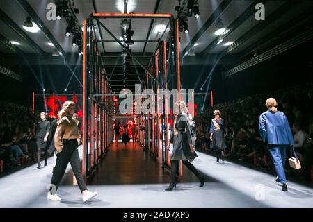 Zagreb, Croatie - 24 octobre 2019 : un mannequin portant Stasa Design fashion collection sur le podium à la mode bipa.hr fashion show à Zagreb, Cro Banque D'Images