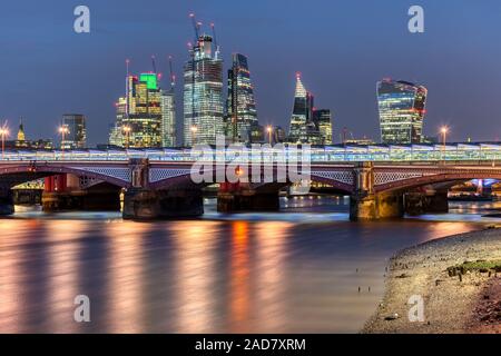 Blackfriars Bridge et les gratte-ciel de la ville de Londres la nuit Banque D'Images