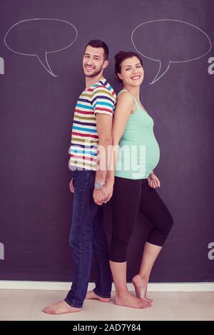 Pregnant couple écrit sur un tableau noir Banque D'Images