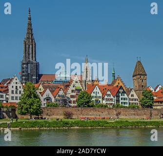 Ulm au bord du Danube avec mur de la ville, Ministre et Metzgerturm Banque D'Images