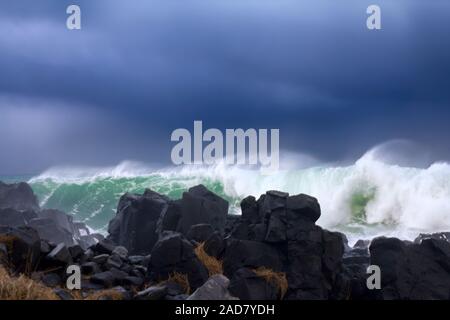 Mur d'eau comme les vagues turbulentes - tsunami de l'océan Pacifique Banque D'Images