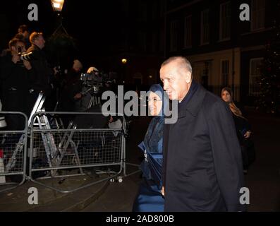 Londres, Royaume-Uni. 19Th Mar, 2019. Recep Tayyip Erdoğan quitte le sommet de l'OTAN 2019 réception qui a eu lieu en 10, Downing Street, Londres, comme c'est le 70e anniversaire d'alliances l'événement a high profile. Les dirigeants de 29 pays ont participé à la réception organisée par Boris Johnson avant le sommet demain. Credit : Keith Larby/Alamy Live News Banque D'Images