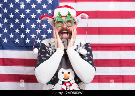 Je suis si heureux. Noël aux Etats-Unis. Vivre vos rêves. Santa au drapeau américain. Homme barbu fêter le nouvel an. Nous national flag. Esprit patriotique. L'homme américain de célébrer l'hiver. Banque D'Images