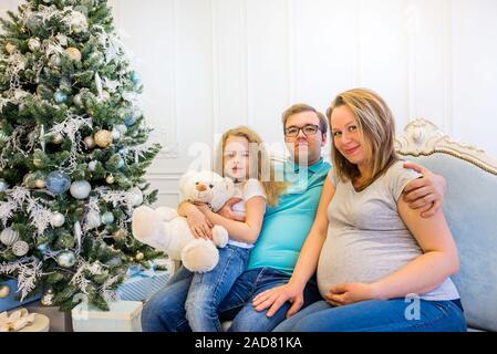 Portrait de famille près de l'arbre de Noël Banque D'Images