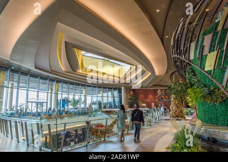 Iconsiam,Thaïlande -Oct 30,2019 : Les gens peuvent avoir vu leur repas à Iconsiam shopping mall, c'est offre des marques haut de gamme du marché flottant et d'une piscine intérieure Banque D'Images