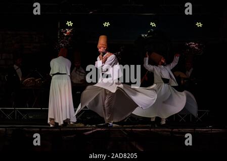 Le bain turc ou danseurs tourbillonnant tournoiement Soufi dancers performing des derviches tourneurs (Mevlevi) sema au festival LO SPIRITO DEL PIANETA Banque D'Images