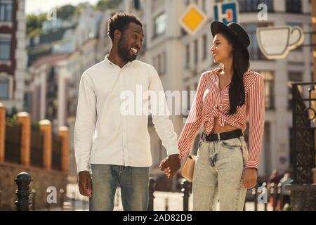 Heureux jeune homme riant tout en regardant sa petite amie Banque D'Images