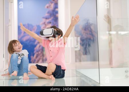 Les enfants à l'aide de casques de réalité virtuelle à la maison Banque D'Images