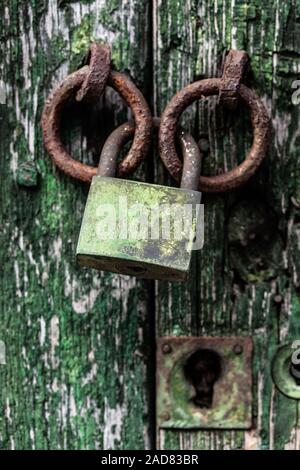 Cadenas rouillé sur l'ancienne porte Banque D'Images