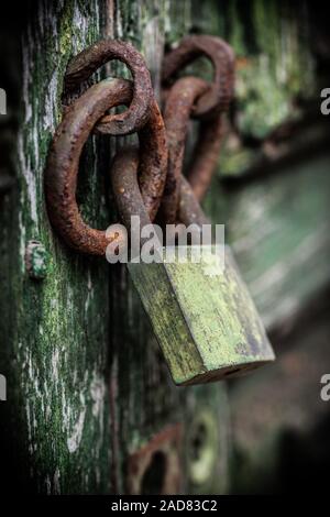 Cadenas rouillé sur l'ancienne porte Banque D'Images