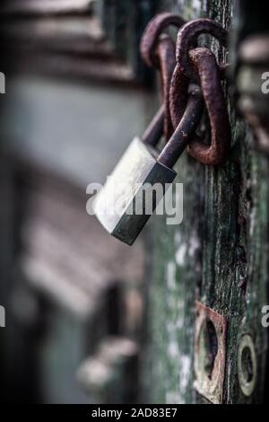 Cadenas rouillé sur l'ancienne porte Banque D'Images