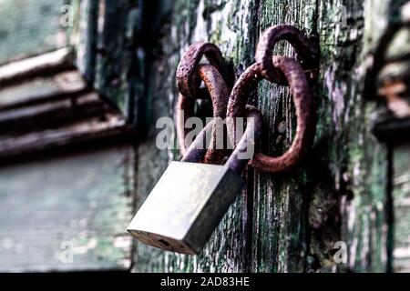 Cadenas rouillé sur l'ancienne porte Banque D'Images