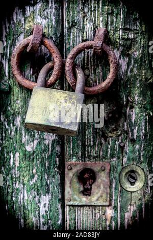 Cadenas rouillé sur l'ancienne porte Banque D'Images