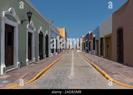 Regardant dans une rue coloniale dans le centre historique de Campeche, Mexique Banque D'Images