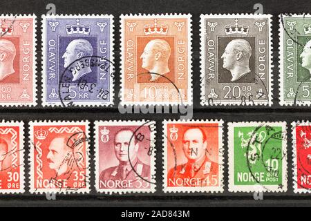 SEATTLE, WASHINGTON - 28 novembre 2019 : Timbres-poste de Noway doté d' anciens rois et Lion. Banque D'Images