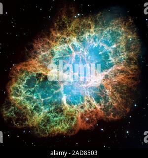 C'est une mosaïque de droit, l'une des plus importantes prises par le télescope Hubble de la NASA de la Nébuleuse du Crabe, un six-année-lumière en expansion à l'échelle de l'étoile reste d'une explosion de supernova. Les astronomes chinois et japonais a enregistré cet événement violent près de 1 000 ans en 1054, comme l'a fait, presque certainement, les Américains autochtones. Les filaments d'orange sont les restes en lambeaux de l'étoile et se composent principalement de l'hydrogène. L'étoile à neutrons en rotation rapide intégré dans le centre de la nébuleuse est la dynamo de la mise sous tension la nébuleuse étrange lueur bleutée de l'intérieur. La lumière bleue provient d'électrons tourbillonnant à près de t Banque D'Images