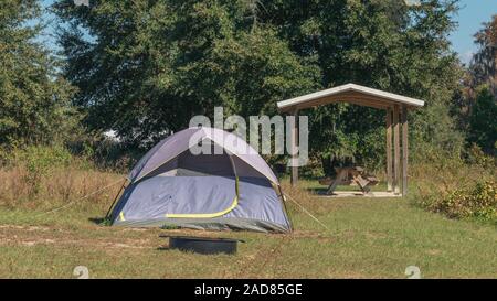 Tente au camping du lac Louisa State Park, près d'Orlando, en Floride. Banque D'Images