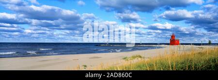 Vue du lac et de la plage avec phare, Holland, Michigan, États-Unis Banque D'Images