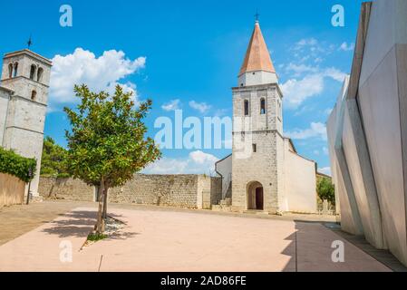 Carré de la Messe Glagolitique Moines avec l'église de St François, ville de Krk, sur l'île de Krk, Croatie Banque D'Images